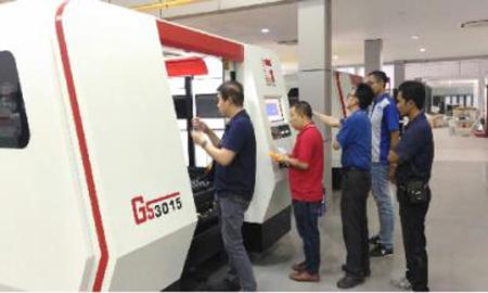 Cliente indonesio – Máquinas de corte por láser de fibra con cambio de mesa 3000W